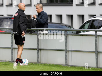 Sportdirektor der Bundesliga Club FC Köln, Volker Finke (R) und Cheftrainer des Bundesliga-Teams, Stale Solbakken, miteinander reden während einer Trainingseinheit am Geissbockheim in Köln, 10. August 2011. Foto: Rolf Vennenbernd Stockfoto