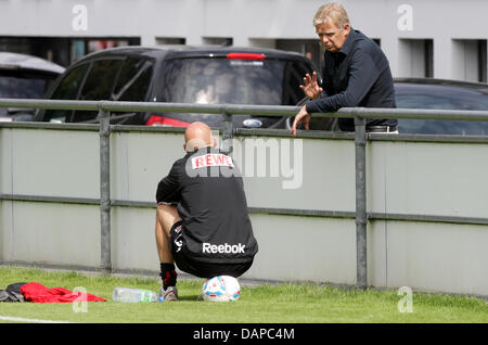 Sportdirektor der Bundesliga Club FC Köln, Volker Finke (R) und Cheftrainer des Bundesliga-Teams, Stale Solbakken (C), besprechen Sie während einer Trainingseinheit im Geissbockheim in Köln, 10. August 2011. Foto: Rolf Vennenbernd Stockfoto