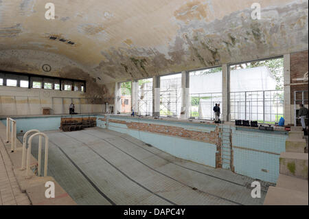 Das Schwimmbad von der ehemaligen Olympischen Dorf Elstal ist fällig zum 75. Jubiläum des Raumes, Deutschland, 3. August 2011 renoviert. 4066 Athleten aus 46 Nationen lebte im Dorf für die Olympischen Sommerspiele, die 1936 in Berlin stattfand. Das Dorf wurde in ein Museum umgewandelt und ist seit 6. August 2011 für die Öffentlichkeit zugänglich. Die Ausstellung "Zwei Seiten einer Medaille" entstand Stockfoto