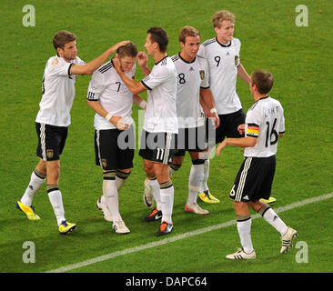 Deutschen Bastian Schweinsteiger (2 L) feiert mit der Mannschaft nach dem scoring eines Elfmeters zum 1-0 während der internationalen Freundschaftsspiel Deutschland gegen Brasilien in der Mercedes-Benz Arena in Stuttgart, Deutschland, 10. August 2011. Foto: Peter Kneffel Dpa/Lsw +++(c) Dpa - Bildfunk +++ Stockfoto