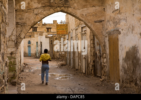 Afrika, Eritrea, Massawa, Altstadt, Bau Materialien laden zwischen verfallenen Gebäuden Stockfoto