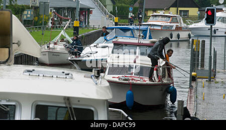 Mehrere Boote durchlaufen ein Watergate am Fluss Havel in Zehdenick, Deutschland, 11. August 2011. Das Schloss wurde in den letzten Tagen durch den hohen Wasserstand und Urlauber saßen fest mit ihren Booten und Schiffen. Drei Stunden lang am 11. August 2011, die Stimmung des Volkes zu erleichtern wurde das Schloss geöffnet. Foto: Peer Grimm Stockfoto