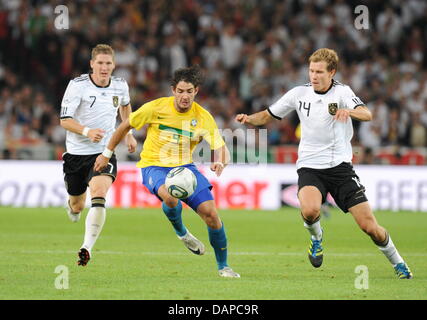 Brasilianischer Spieler Alexandre Pato (C) wetteifert um den Ball mit Deutschlands Bastian Schweinsteiger (L) Und Holger Badstuber (R) während das Freundschaftsspiel Deutschland gegen Brasilien in der Mercedes-Benz Arena in Stuttgart, Deutschland, 10. August 2011. Foto: Bernd Weissbrod Stockfoto