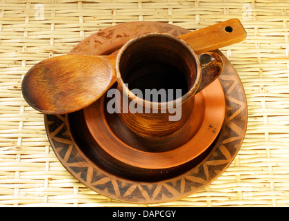 braunen Ton Becher, Teller und Holzlöffel im ukrainischen Stil handgefertigt Stockfoto