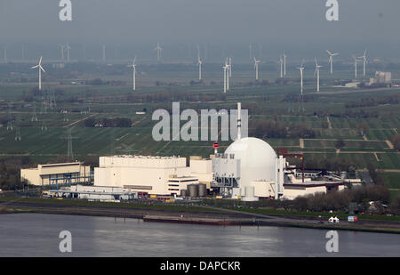 Datei - ein Archiv-Bild vom 24. April 2010 zeigt das Atomkraftwerk, das Brokdorf vor Wind Räder in Brunsbüttel, Deutschland. Aufgrund der Verformung von Brennelementen prüft die grünen Forderung nach Durchführung Sicherheit öfter. Foto: Kay Nietfeld Stockfoto