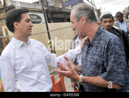 Labour-Chef Ed Miliband (L) spricht mit einem Mann vor einem ausgebrannten Haus in Tottenham, London, Großbritannien, 12. August 2011. Sieben Tage nach Start von gewalttätige Ausschreitungen in Tottenham, scheint London Ruhe wieder zu erlangen. Foto: Marius Becker dpa Stockfoto