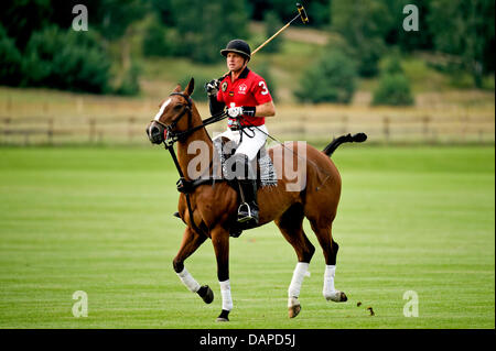 USAS Polo Athlet Mike Azzaro reitet auf einem Polopferd über ein Polofeld in Phoeben, Deutschland, 10. August 2011. Die deutschen Polo-Meisterschaften "High Goal" statt finden vom 10. bis 21. August 2011 auf dem Maifeld in Berlin. Foto: Robert Schlesinger Stockfoto