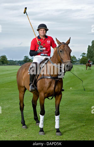 USAS Polo Athlet Mike Azzaro reitet auf einem Polopferd über ein Polofeld in Phoeben, Deutschland, 10. August 2011. Die deutschen Polo-Meisterschaften "High Goal" statt finden vom 10. bis 21. August 2011 auf dem Maifeld in Berlin. Foto: Robert Schlesinger Stockfoto