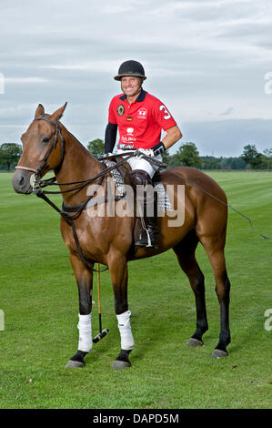 USAS Polo Athlet Mike Azzaro reitet auf einem Polopferd über ein Polofeld in Phoeben, Deutschland, 10. August 2011. Die deutschen Polo-Meisterschaften "High Goal" statt finden vom 10. bis 21. August 2011 auf dem Maifeld in Berlin. Foto: Robert Schlesinger Stockfoto