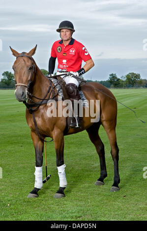 USAS Polo Athlet Mike Azzaro reitet auf einem Polopferd über ein Polofeld in Phoeben, Deutschland, 10. August 2011. Die deutschen Polo-Meisterschaften "High Goal" statt finden vom 10. bis 21. August 2011 auf dem Maifeld in Berlin. Foto: Robert Schlesinger Stockfoto