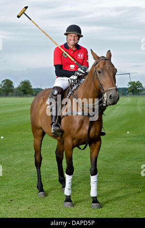 USAS Polo Athlet Mike Azzaro reitet auf einem Polopferd über ein Polofeld in Phoeben, Deutschland, 10. August 2011. Die deutschen Polo-Meisterschaften "High Goal" statt finden vom 10. bis 21. August 2011 auf dem Maifeld in Berlin. Foto: Robert Schlesinger Stockfoto