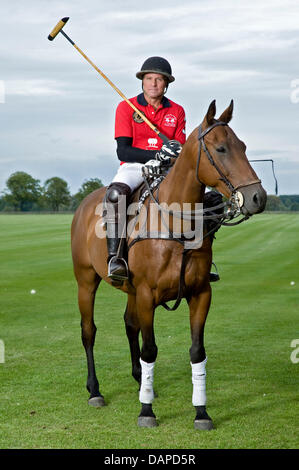 USAS Polo Athlet Mike Azzaro reitet auf einem Polopferd über ein Polofeld in Phoeben, Deutschland, 10. August 2011. Die deutschen Polo-Meisterschaften "High Goal" statt finden vom 10. bis 21. August 2011 auf dem Maifeld in Berlin. Foto: Robert Schlesinger Stockfoto