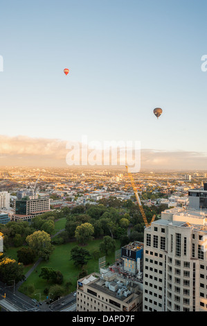 Touristen genießen Ballonfahrten über die Innenstadt von Melbourne, Australien. Stockfoto