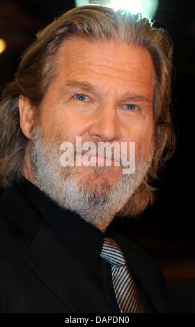 (Dpa Datei) - eine Archiv Bild, datiert 10. Februar 2011, US-Schauspieler Jeff Bridges zeigt, wie er, um die Premiere seines neuen Films "Ture Grit" während der 61. Internationalen Filmfestspiele Berlin in Berlin, Deutschland ankommt. Brücken wird am 16. August 2011 seine Drahtschlaufen Folk-Rockalbum "Blue Note" zu veröffentlichen. Im Jahr 2000 erschien sein erste Album 'Werden hier bald'. Foto: Jens Kalaene Stockfoto