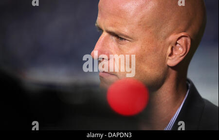 Kölns Trainer Stale Solbakken vor dem Bundesliga-Fußballspiel zwischen FC Schalke 04 und 1. FC Köln am Fußballstadion Veltins-Arena in Gelsenkirchen, Deutschland, 13. August 2011 abgebildet. Foto: Rolf Vennenbernd (Achtung: EMBARGO Bedingungen! Die DFL ermöglicht die weitere Nutzung der Bilder im IPTV, mobile Dienste und anderen neuen Technologien erst frühestens Stockfoto