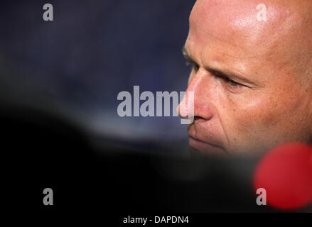 Kölns Trainer Stale Solbakken vor dem Bundesliga-Fußballspiel zwischen FC Schalke 04 und 1. FC Köln am Fußballstadion Veltins-Arena in Gelsenkirchen, Deutschland, 13. August 2011 abgebildet. Foto: Rolf Vennenbernd (Achtung: EMBARGO Bedingungen! Die DFL ermöglicht die weitere Nutzung der Bilder im IPTV, mobile Dienste und anderen neuen Technologien erst frühestens Stockfoto