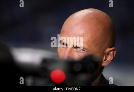 Kölns Trainer Stale Solbakken vor dem Bundesliga-Fußballspiel zwischen FC Schalke 04 und 1. FC Köln am Fußballstadion Veltins-Arena in Gelsenkirchen, Deutschland, 13. August 2011 abgebildet. Foto: Rolf Vennenbernd (Achtung: EMBARGO Bedingungen! Die DFL ermöglicht die weitere Nutzung der Bilder im IPTV, mobile Dienste und anderen neuen Technologien erst frühestens Stockfoto