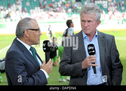 Wolfsburgs Trainer Felix Magath (L) und Münchens Trainer Jupp Heynckes sprechen mit Mikrofonen in ihren Händen in einem TV-Interview vor dem Bundesliga-Fußball-Spiel zwischen VfL Wolfsburg und FC Bayern München im Volkswagen-Arena Soccer Stadium in Wolfsburg, Deutschland, 13. August 2011. Foto: Peter Steffen (Achtung: EMBARGO Bedingungen! Die DFL erlaubt je weiter Stockfoto