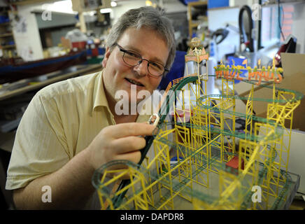 Modell Tschnician Holger Ballasch arbeitet auf der Modell-Achterbahn "Wilde Maus" auf der Modelleisenbahn Miniatur Wunderland in Hamburg, Deutschland, 12. August 2011. Miniatur Wunderland feiert sein 10-jähriges Jubiläum am Dienstag. Seit seiner Eröffnung am 16. August 2001 kommen rund 8,3 Millionen Besuchern die größte Modelleisenbahn der Welt zu sehen. Foto: CHRISTIAN CHARISIUS Stockfoto