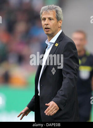 Mönchengladbach Cheftrainer Lucien Favre Uhren die Aktion auf dem Spielfeld während der Fußball-Bundesliga zwischen Borussia Moenchengladbach und VfB Stuttgart im Borussia Park in Mönchengladbach, 13. August 2011 entsprechen. Foto: Roland Weihrauch Stockfoto