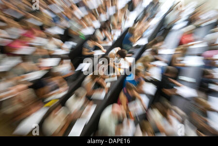 (Dpa Datei) - ein Datei-Bild datiert 7. Juli 2011 zeigt Stundets deutschen Phililigy in einen neu gestalteten Hörsaal an der neuen Universität in Heiderlberg, Deutschland (Bild mit Zoom-Effekt) zu studieren.  Deutlich mehr Mengen an Studenten gelten für die Universität, die in den Jahren davor platziert. Die Hochschulen bereiten jetzt für die Neuankömmlinge mit neuen Gebäuden, mehr Professoren und stude Stockfoto