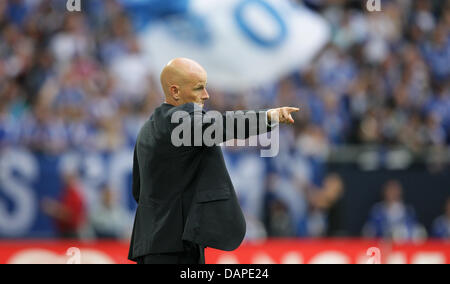 Kölns Trainer Stale Solbakken Gesten Anweisungen, um seine Spieler auf dem Platz während der Fußball-Bundesliga-match zwischen FC Schalke 04 und 1. FC Köln am Fußballstadion Veltins-Arena in Gelsenkirchen, Deutschland, 13. August 2011. Foto: Rolf Vennenbernd Stockfoto