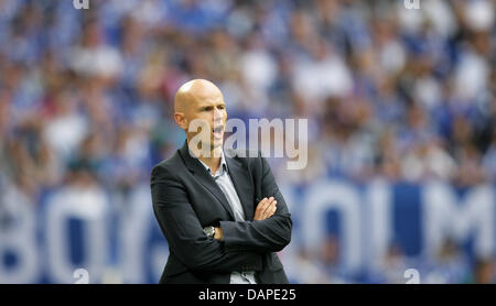 Kölns Trainer Stale Solbakken schreit Anweisungen, um seine Spieler auf dem Platz während der Bundesliga-Fußball-Spiel zwischen FC Schalke 04 und 1. FC Köln am Fußballstadion Veltins-Arena in Gelsenkirchen, Deutschland, 13. August 2011. Foto: Rolf Vennenbernd Stockfoto