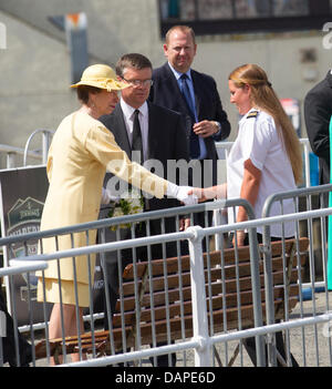 Windermere, Großbritannien. 17. Juli 2013.  Ihre Majestät die Königin & The Princess Royal bei einem Besuch in Lake Windermere sie trafen sich Mitglieder der Windermere Lake Cruise vor dem Einschiffen auf Dampfer der Teal für eine Sightseeing-Tour des Sees. Sie landeten am Brockhole Nationalpark Besucherzentrum. HRH Prinzessin Royal grüßt Mate Ingenieure Dawn Jackson mit MD Nigel Wilkinson im Hintergrund. .' Bildnachweis: Shoosmith Sammlung/Alamy Live-Nachrichten Stockfoto