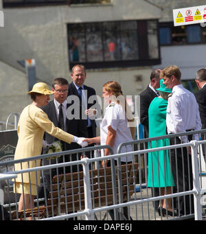 Windermere, Großbritannien. 17. Juli 2013.  Ihre Majestät die Königin & The Princess Royal (in erhltlich Besuch Lake Windermere sie trafen sich Mitglieder des Windermere Lake Cruise vor dem Einschiffen auf Dampfer der Teal für eine Sightseeing-Tour des Sees. Sie landeten am Brockhole Nationalpark Besucherzentrum. HRH Prinzessin Royal grüßt Mate Ingenieure Dawn Jackson & Paul Knipe mit MD Nigel Wilkinson im Hintergrund. .' Bildnachweis: Shoosmith Sammlung/Alamy Live-Nachrichten Stockfoto