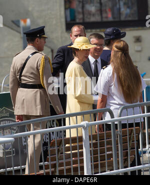 Windermere, Großbritannien. 17. Juli 2013.  Ihre Majestät die Königin & The Princess Royal bei einem Besuch in Lake Windermere sie trafen sich Mitglieder der Windermere Lake Cruise vor dem Einschiffen auf Dampfer der Teal für eine Sightseeing-Tour des Sees. HRH Prinzessin Royal grüßt Mate Ingenieure Dawn Jackson mit MD Nigel Wilkinson im Hintergrund. N.' Credit: Shoosmith Sammlung/Alamy Live-Nachrichten Stockfoto