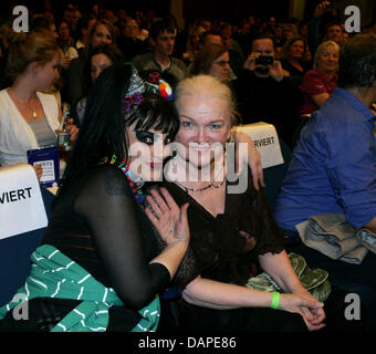 Deutsche Sängerin Nina Hagen (L) und ihre Mutter Eva-Maria Hagen posieren für ein Foto vor der Premiere des Films "Godmother of Punk" im Kino Babylon in Berlin, Deutschland, 11 Augsut 2011. Foto: Xamax Stockfoto