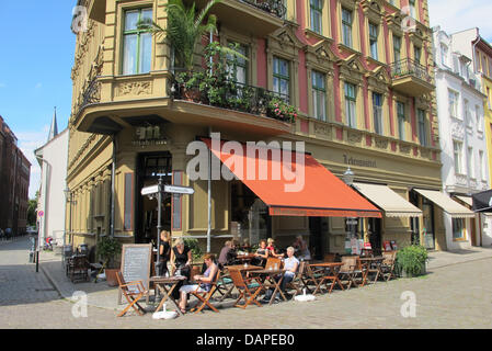 Gäste sitzen in einem Café in der Bezirk Köpenick ist in Berlin, Deutschland, 6. August 2011 abgebildet. Der Bezirk hat eine einzelne Stadt Tradition Ablaufverfolgung ins Mittelalter und eine gepflegte Altstadt. Foto: Jens Kalaene Stockfoto