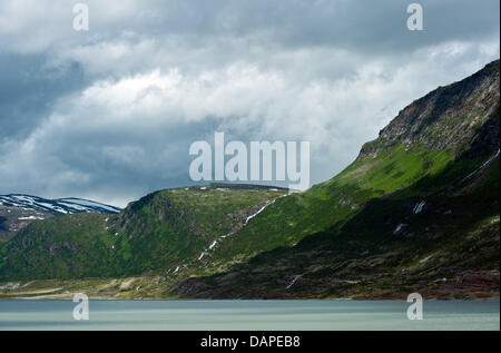 Der Svartisen-Gletscher ist ein See im Saltfjell-Scartisen National Park neben Mo I Rana, Norwegen, 19. Juli 2011 abgebildet. Das Saltfjell Svartisen Nationalpark ist bekannt für ein abwechslungsreiches Landschaftsbild und erstreckt sich vom Bereich Fjord über grüne Täler und Lime Rock Höhlen bis zu führenden größte Gletscher Svartisen. Foto: Patrick Pleul Stockfoto