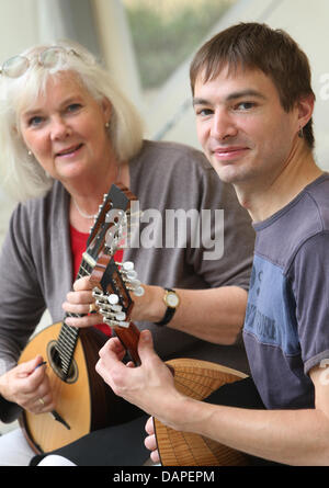 Dorothee von Heydebrand und Heiko Holzknecht spielen ihre Mandolinen an der Musikakademie Hammelburg, Deutschland, 9. August 2011. Beide nehmen an der "Schweinfurt-Seminar" Teil. 43 Teilnehmer aus Deutschland, Österreich und der Schweiz verfeinern Sie ihre Fähigkeiten auf ihre Zupfinstrumente während des fünftägigen Seminars. Foto: Karl-Josef Hildenbrand Stockfoto