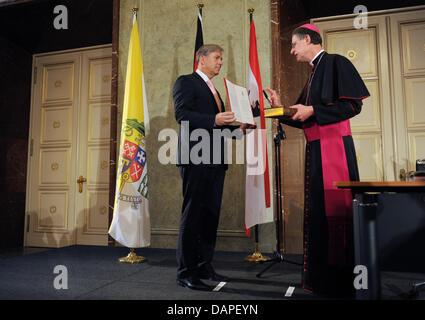 Neuer Erzbischof von Berlin, Rainer Maria Woelki (R) nimmt einen Treueeid vor Bürgermeister von Berlin Klaus Wowereit am Rathaus in Berlin, Deutschland, 27. August 2011. Am 27. August 2011 wird der ehemaligen Auxillary Bischof von Köln in seinem Büro offiziell eingeweiht werden. Der Bischof nimmt den Eid auf die konstitutionelle Regierung zu respektieren. Foto: Rainer Jensen Stockfoto