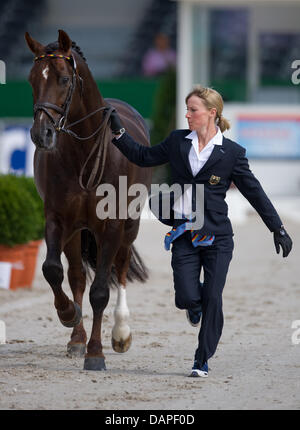 Deutsche Dressurreiterin Helen Langehanenberg und ihr Pferd Damon Hill vervollständigen die tierärztliche Prüfung bei der Dressur-Europameisterschaft in Rotterdam, Niederlande, 16. August 2011. Foto UWE ANSPACH Stockfoto