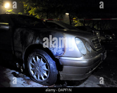 Ein Auto steht auf einem Parkplatz bei Heilmannring in Berlin, Deutschland, 17. August 2011 ausgebrannt. Die nächtlichen Brandanschläge auf Autos in Berlin weiter: in der Nacht vom 16 August neun Autos in Charlottenburg und Spandau verbrannt. Foto: Britta Pedersen Stockfoto