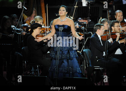 Sopranistin Anna Netrebko tritt an den "Sternen-Gipfel" ("Gipfeltreffen der Stars") auf der Waldbühne in Berlin, Deutschland, 16. August 2011. Vor dem Konzert in Berlin trat sie in München und Wien. Foto: Britta Pedersen Stockfoto