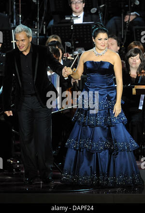 Bassbariton Erwin Schrott (L) und Sopranistin Anna Netrebko führen zu den "Sternen Gipfel" ("Gipfeltreffen der Stars") auf der Waldbühne in Berlin, Deutschland, 16. August 2011. Vor dem Konzert in Berlin traten sie in München und Wien. Foto: Britta Pedersen Stockfoto