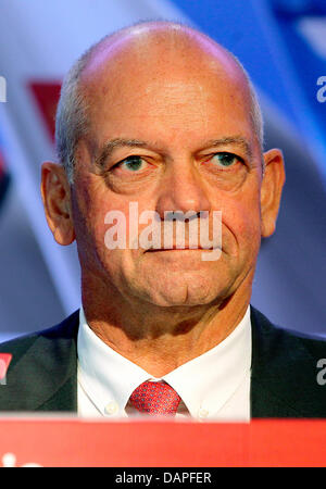 (Dpa-Datei) - ein Datei-Bild datiert 27. Juli 2010 zeigt Vorstandsvorsitzender der deutschen Fluggesellschaft Air Berlin, Joachim Hunold, Teilnahme an einer Pressekonferenz in Berlin, Deutschland. Hunold kündigte am 18. August 2011, dass er Schritt nach unten von seinem Büro am 1. September 2011 will. Foto: Wolfgang Kumm Stockfoto