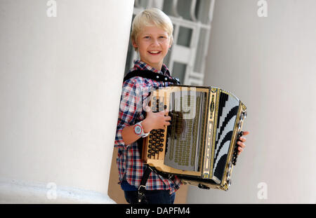 Zwölf Jahre alten Musikers posiert Quirin Weber in München, Deutschland, 17. August 2011. Weber könnte der neue Star in der deutschen Volksmusik. Am 19. August 2011, Webers erstes Album "Musik, Fertig, Los!" ("Musik, fertig, go!") werden in den Läden. Foto: Tobias Hase Stockfoto