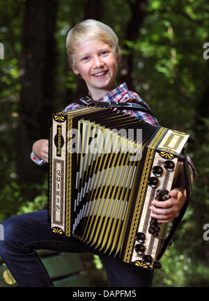 Zwölf Jahre alten Musikers posiert Quirin Weber in München, Deutschland, 17. August 2011. Weber könnte der neue Star in der deutschen Volksmusik. Am 19. August 2011, Webers erstes Album "Musik, Fertig, Los!" ("Musik, fertig, go!") werden in den Läden. Foto: Tobias Hase Stockfoto