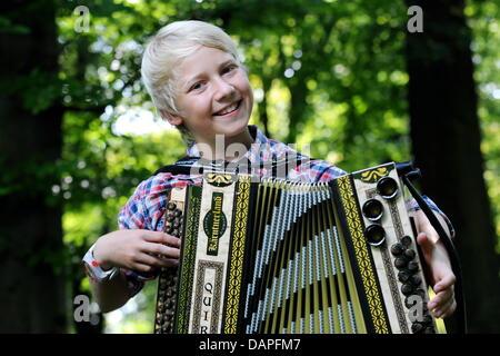 Zwölf Jahre alten Musikers posiert Quirin Weber in München, Deutschland, 17. August 2011. Weber könnte der neue Star in der deutschen Volksmusik. Am 19. August 2011, Webers erstes Album "Musik, Fertig, Los!" ("Musik, fertig, go!") werden in den Läden. Foto: Tobias Hase Stockfoto