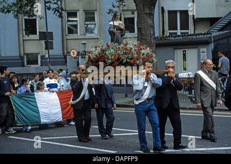 Londons "Little Italy" zurück zur Teilnahme an einer Prozession zu Ehren unserer lieben Frau vom Berge Karmel Stockfoto