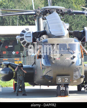 Ein Soldat steht neben einem CH-53 Armee Hubschrauber Luftfahrt Armeekorps Airfield in Laupheim, Deutschland, 18. August 2011. Mit der bevorstehenden Bundeswehrreform kämpft die Region für den Fortbestand der Luftfahrt Armeekorps in Leupheim. Foto: Stefan Puchner Stockfoto