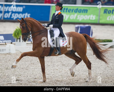 Die Niederländische Dressurreiterin Adelinde Cornelissen Reitet Ihr Pferd Jerich Parzival bin Donnerstag (18.08.2011) in Rotterdam Studienabschnitte des Teamwettbewerbs Bei Den Europameisterschaften der Dressurreiter. Sterben Sie Niederlande Belegte Den Dritten Platz. Foto: Uwe Anspach dpa Stockfoto