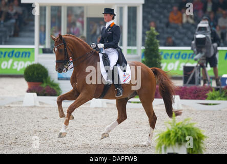 Die Niederländische Dressurreiterin Adelinde Cornelissen Reitet Ihr Pferd Jerich Parzival bin Donnerstag (18.08.2011) in Rotterdam Studienabschnitte des Teamwettbewerbs Bei Den Europameisterschaften der Dressurreiter. Sterben Sie Niederlande Belegte Den Dritten Platz. Foto: Uwe Anspach dpa Stockfoto