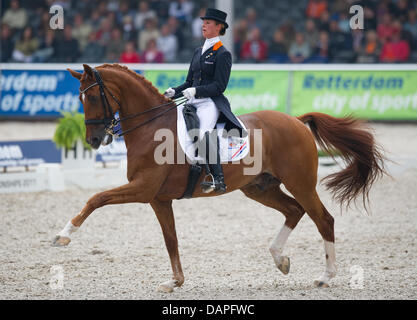 Die Niederländische Dressurreiterin Adelinde Cornelissen Reitet Ihr Pferd Jerich Parzival bin Donnerstag (18.08.2011) in Rotterdam Studienabschnitte des Teamwettbewerbs Bei Den Europameisterschaften der Dressurreiter. Sterben Sie Niederlande Belegte Den Dritten Platz. Foto: Uwe Anspach dpa Stockfoto