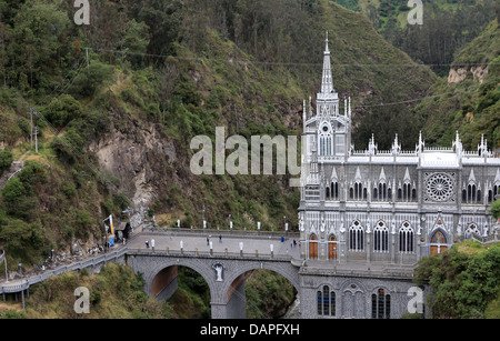 Las Lajas Kathedrale, eine neugotische Kirche, erbaut auf einer Brücke über einen Fluss-Schlucht in der Nähe von Ipiales, südlichen Kolumbien Stockfoto