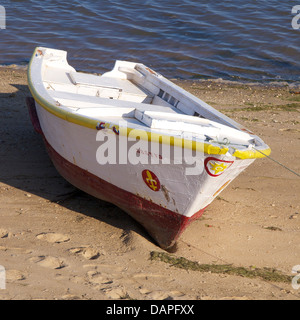 kleine portugiesische Boot im Bereich Ria Formosa bei Ebbe, Cabanas de Tavira, Algarve, Portugal Stockfoto